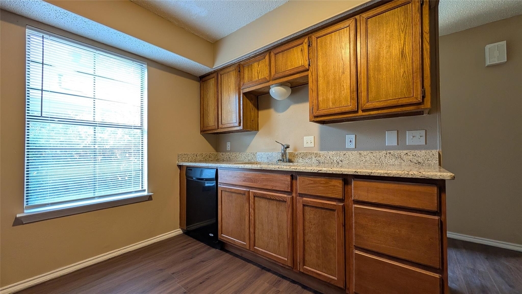 1911 Mack Place - Photo 7