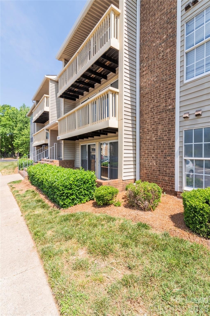 1624 Arlyn Circle - Photo 0