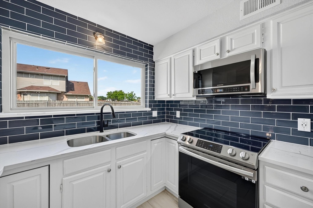 4301 Hudson Avenue - Photo 6