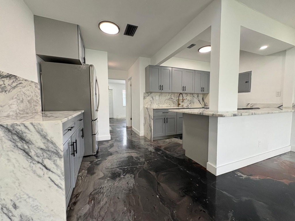 739 Ne 13th Court - Photo 1