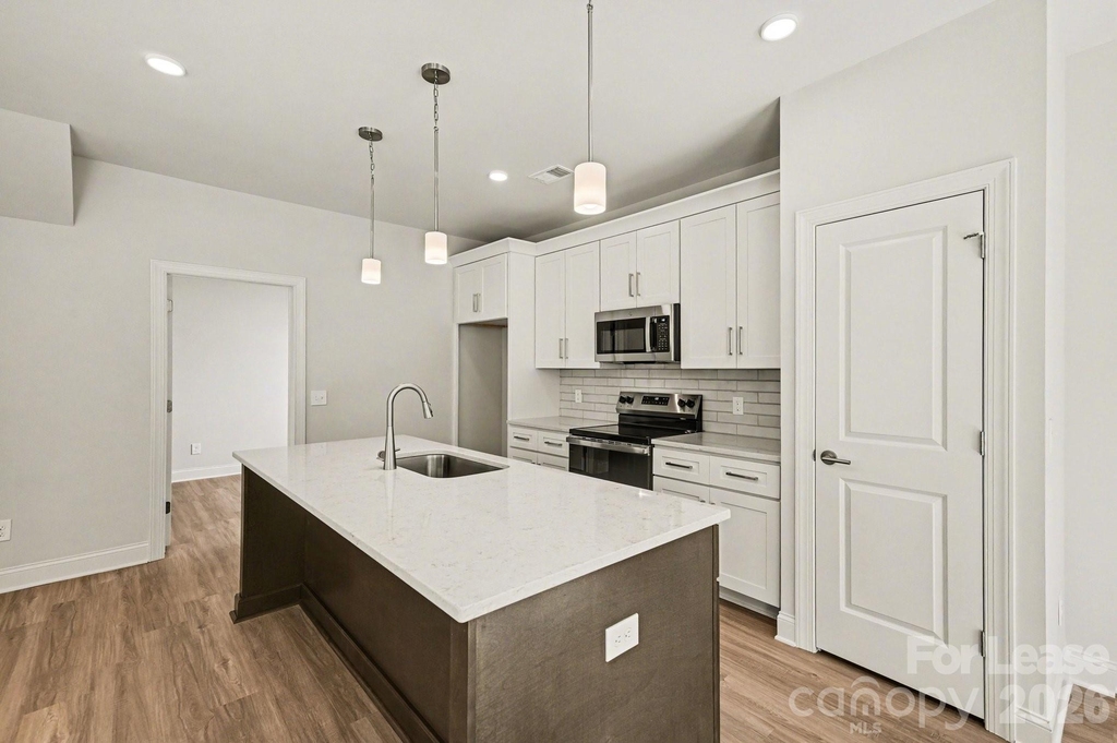 562 W Wilson Avenue - Photo 7
