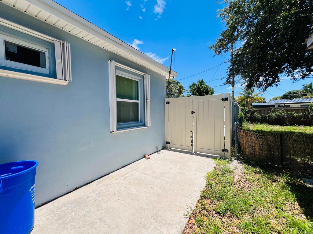 1210 S D Street - Photo 1