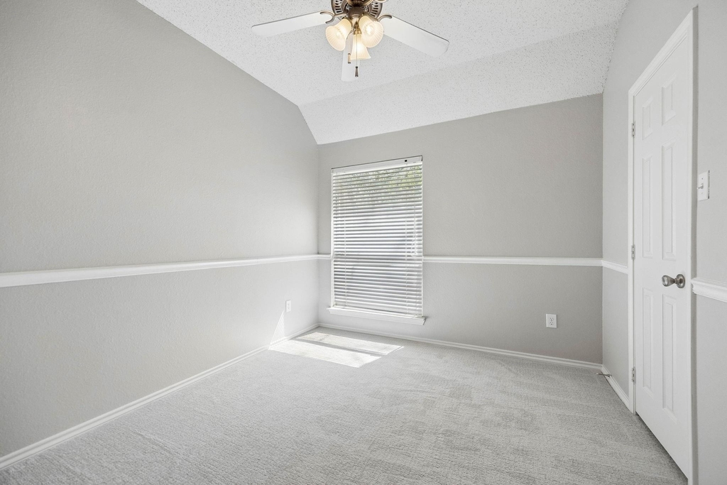 305 Fairfax Drive - Photo 16