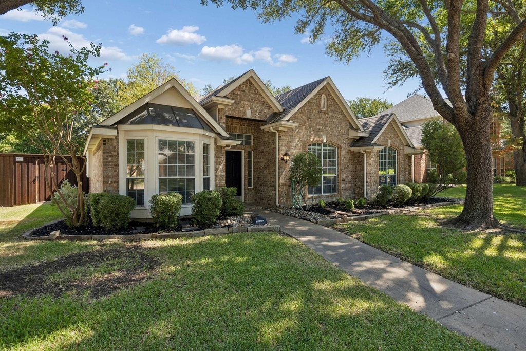 305 Fairfax Drive - Photo 0