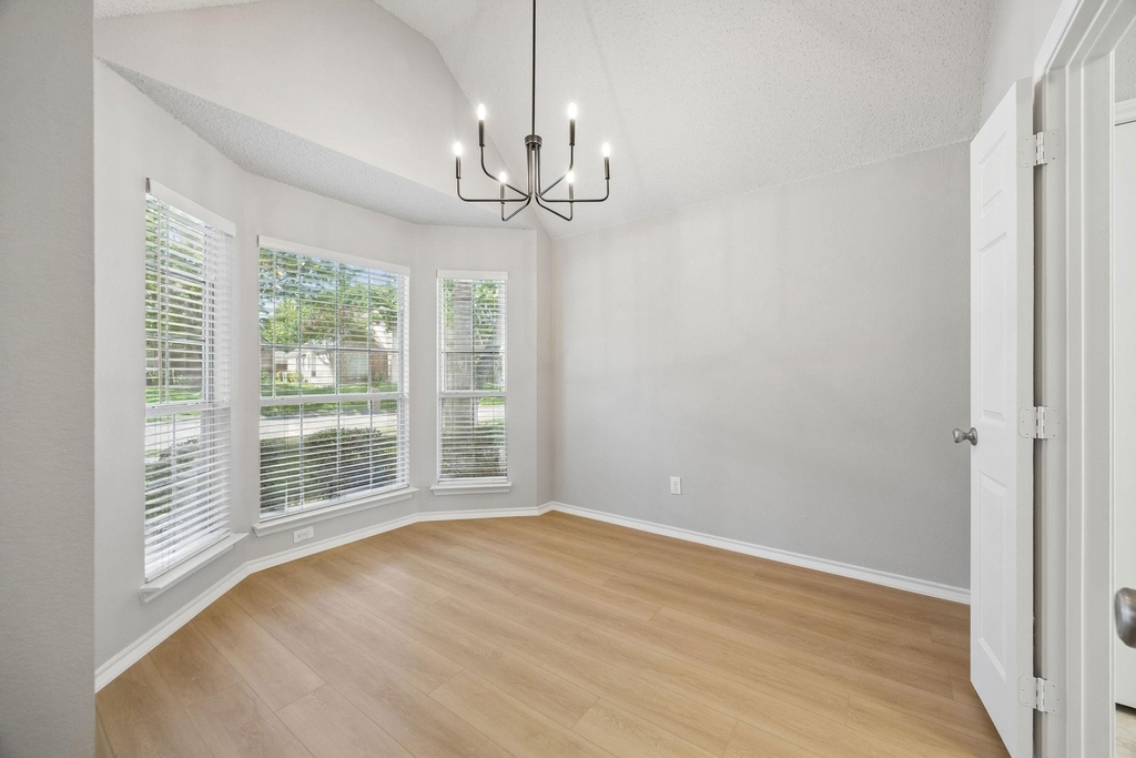 305 Fairfax Drive - Photo 9