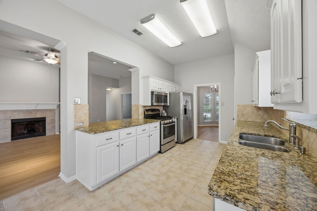 305 Fairfax Drive - Photo 7