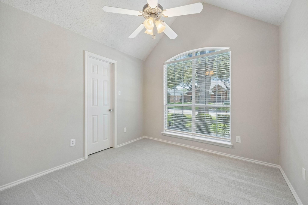 305 Fairfax Drive - Photo 18