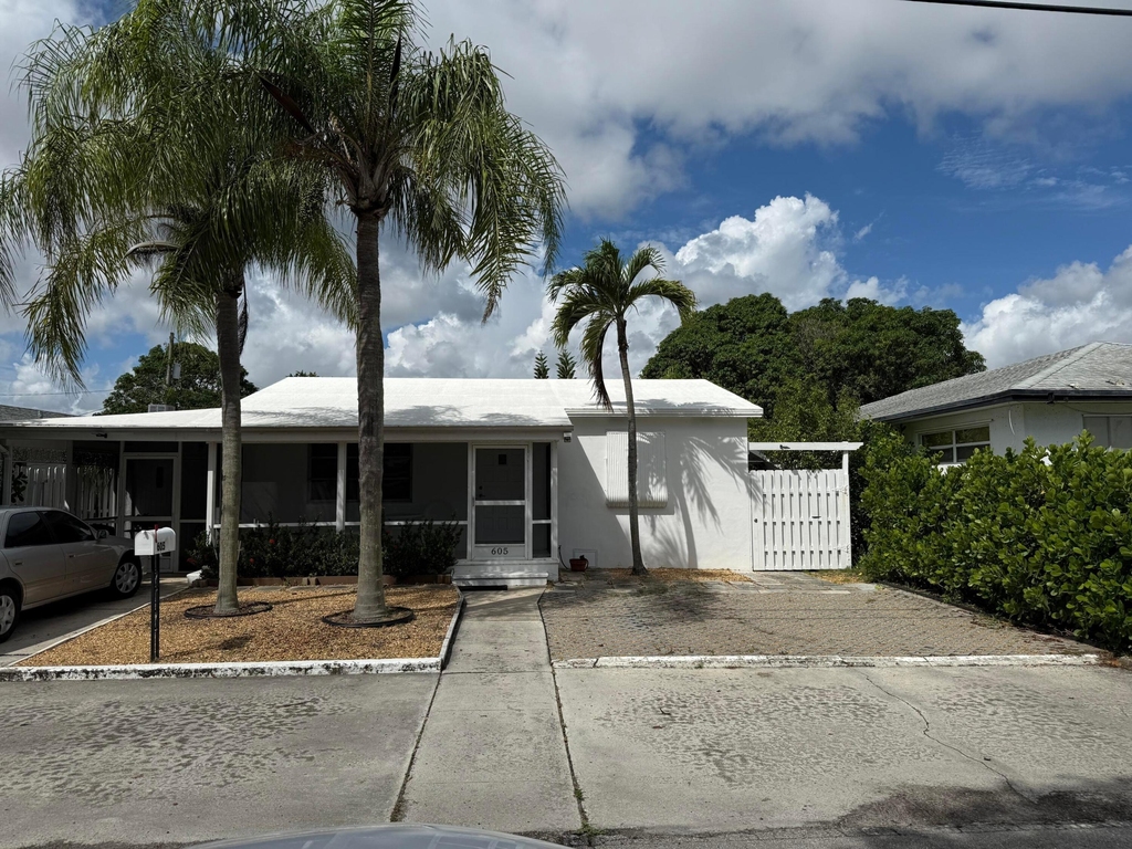 605 E Coast Avenue - Photo 0