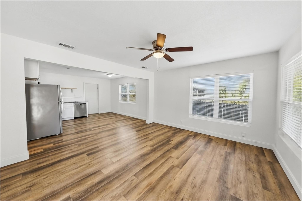 2304 Ryan Avenue - Photo 4