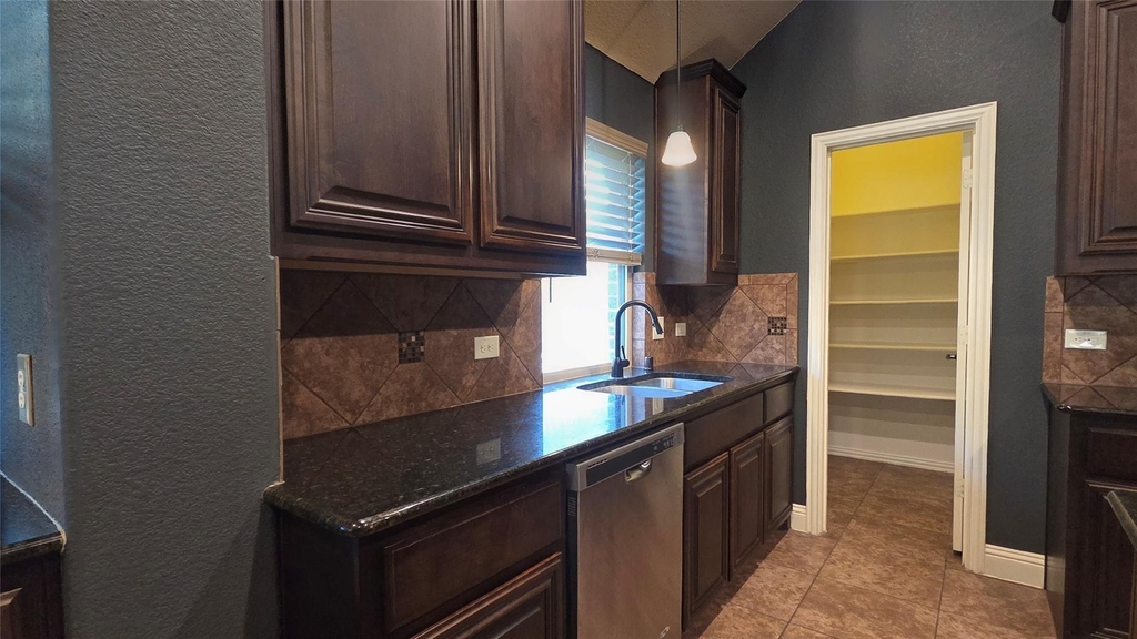 525 Bamborough Drive - Photo 9