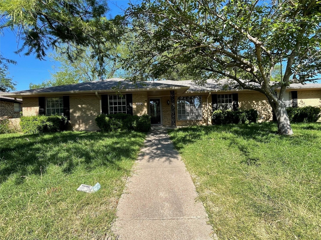 1112 Joanna Circle - Photo 0