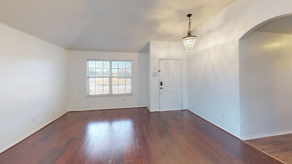 1815 Shanna Drive - Photo 3