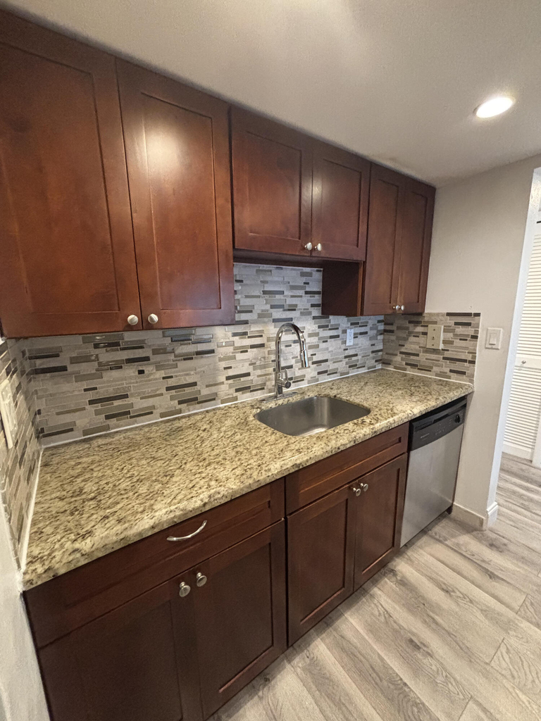 220 Lakeview Drive - Photo 5