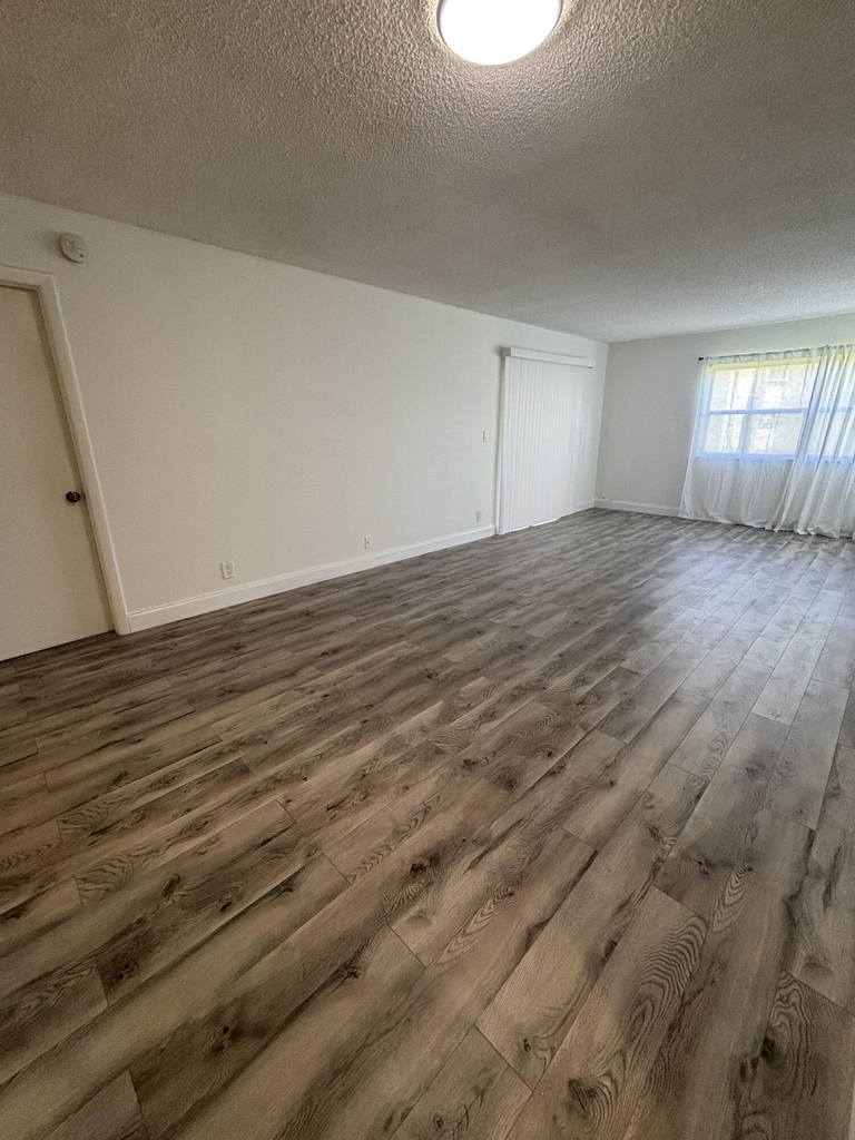 220 Lakeview Drive - Photo 1