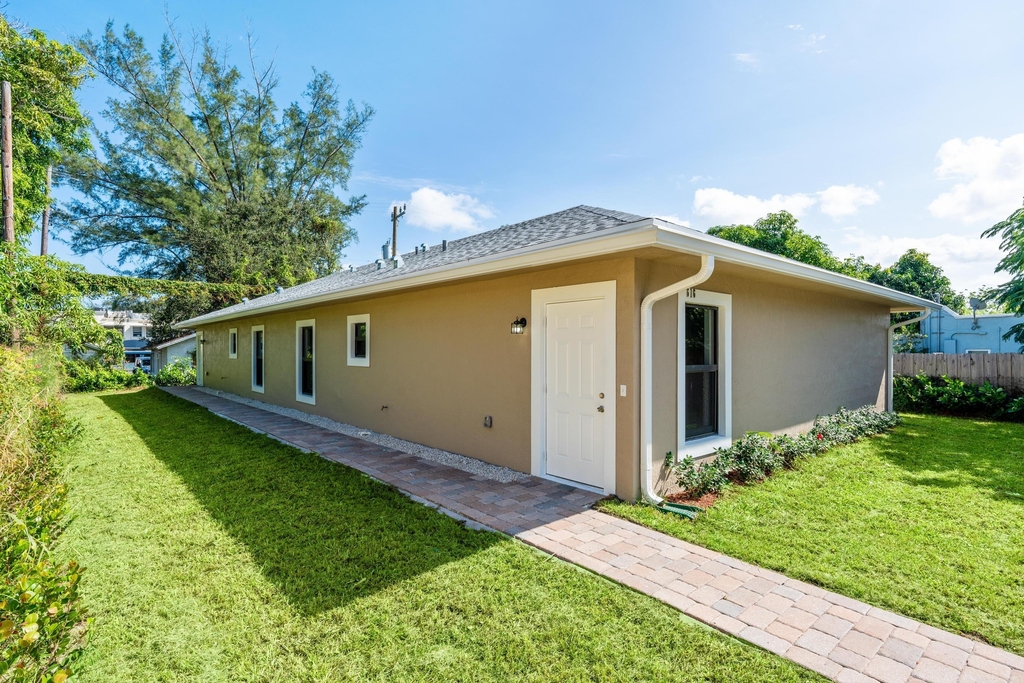 616 S Pine Street - Photo 1