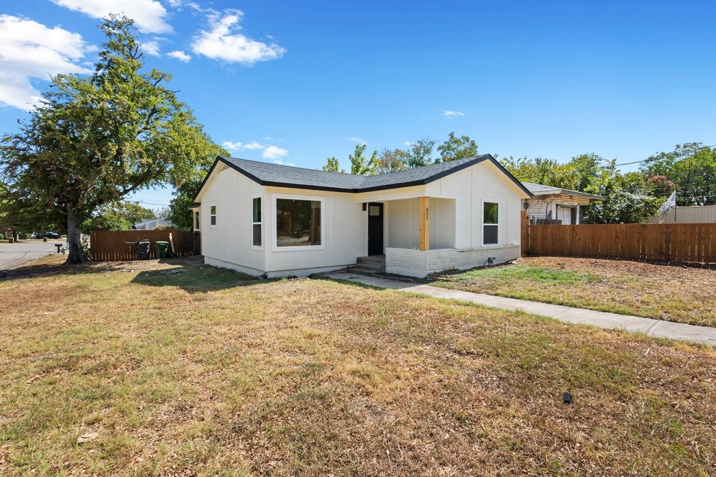 621 Truman Street - Photo 1