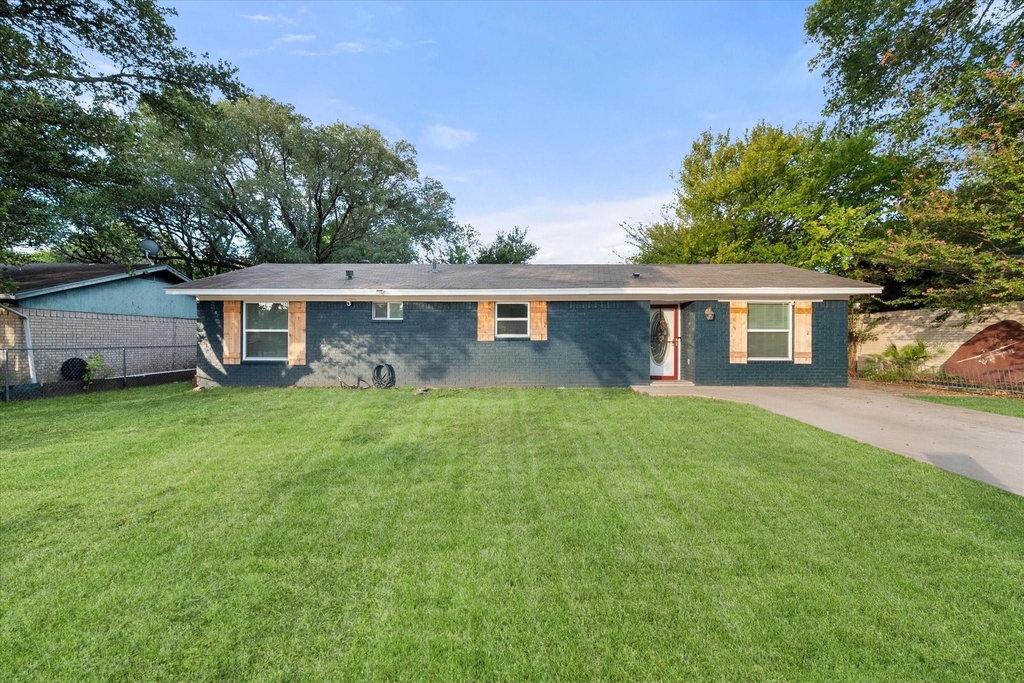3514 Kings Circle - Photo 1