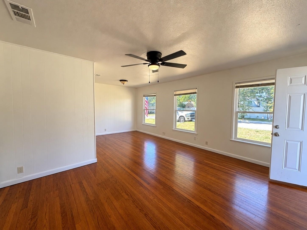 701 Largent - Photo 2