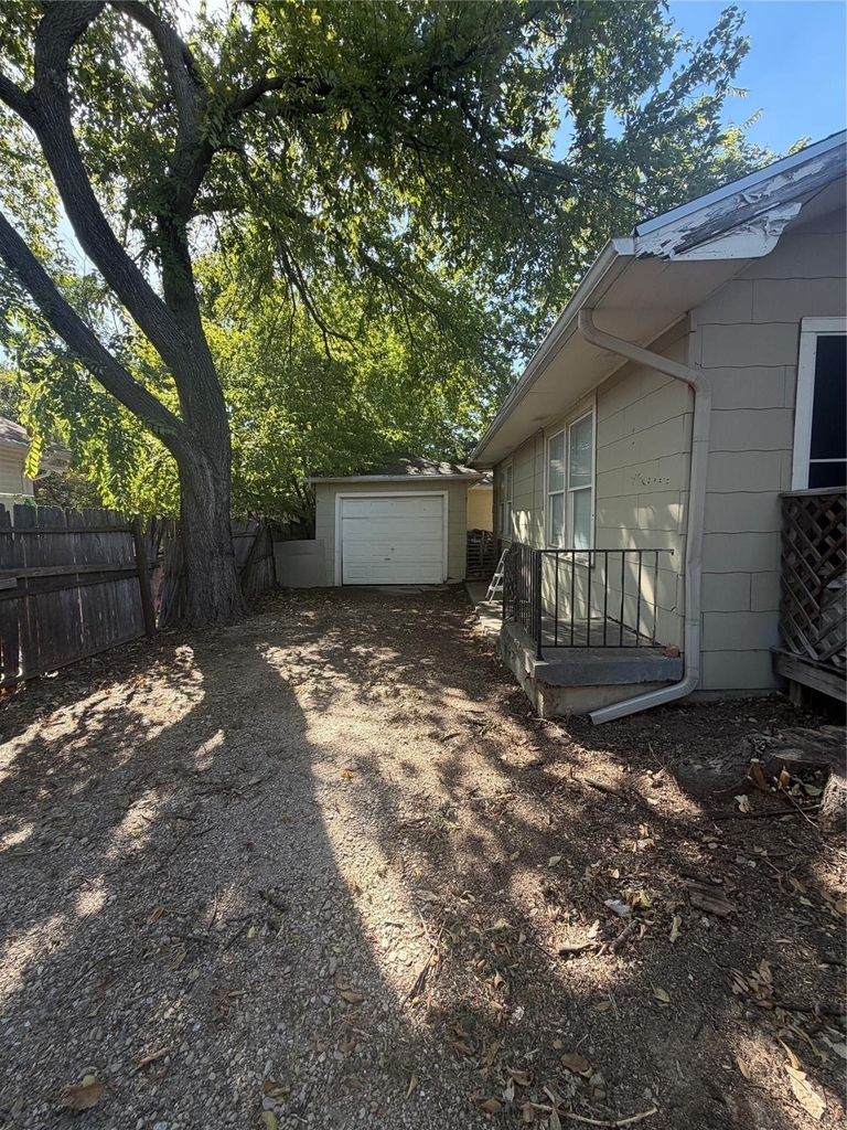 701 Largent - Photo 16