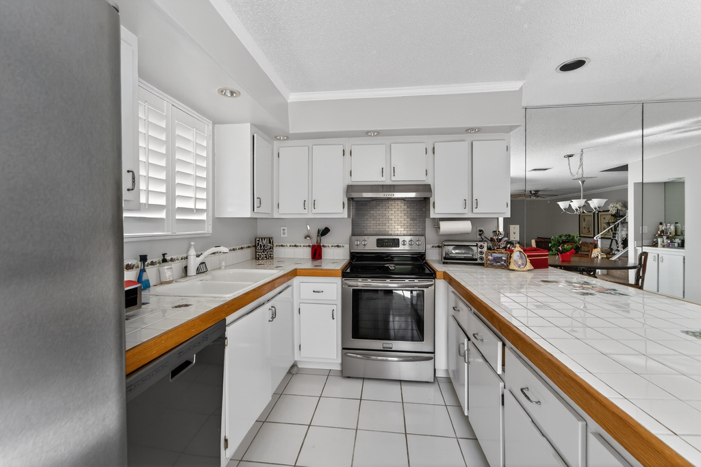 141 E Riverside Drive - Photo 5
