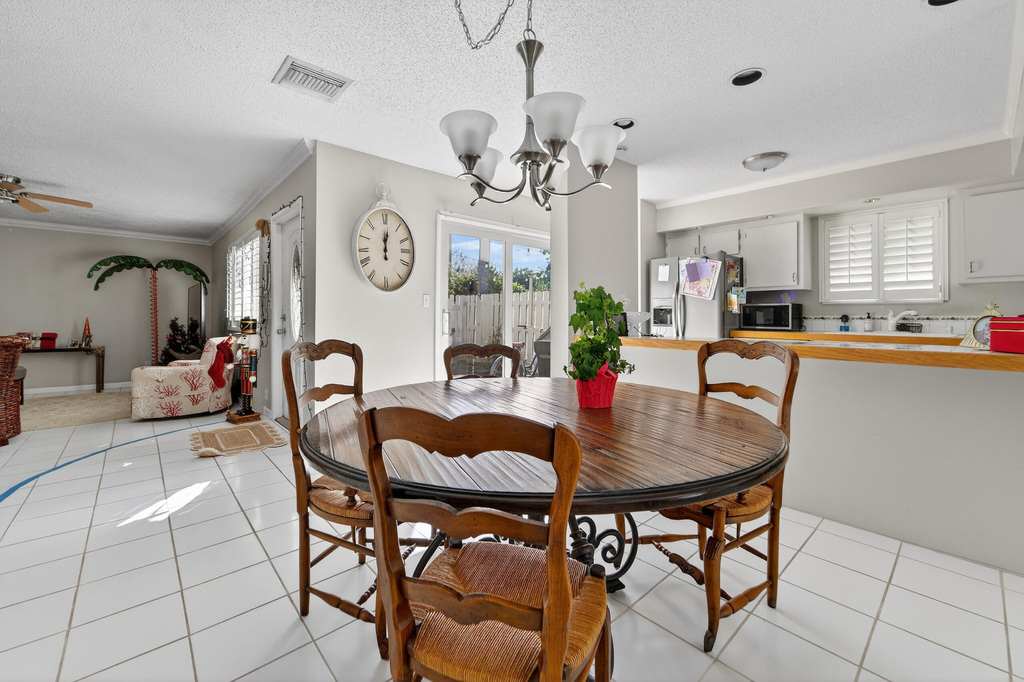 141 E Riverside Drive - Photo 1