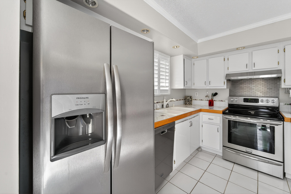141 E Riverside Drive - Photo 8