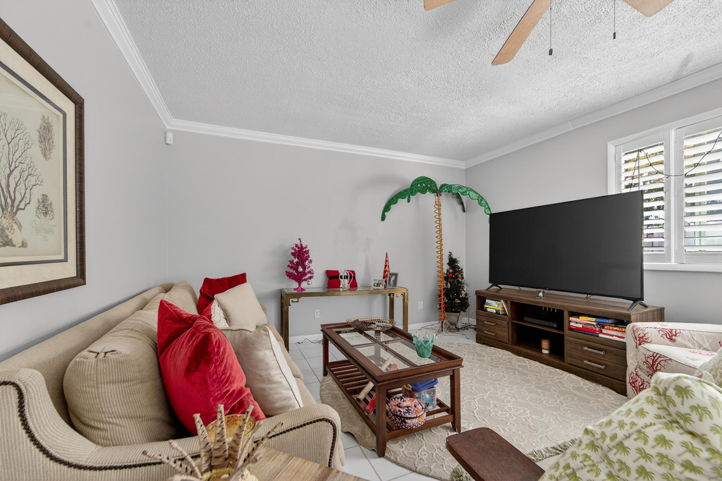 141 E Riverside Drive - Photo 3