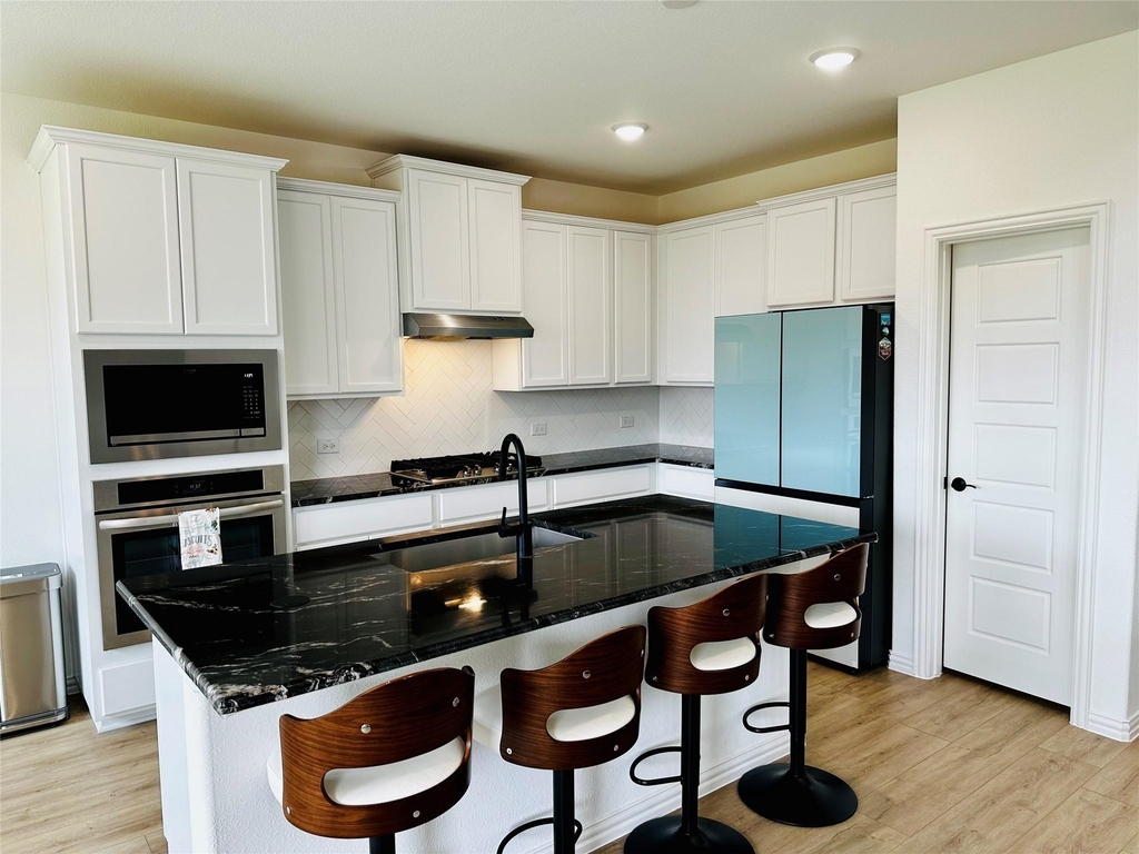 1212 Rosebay Drive - Photo 2