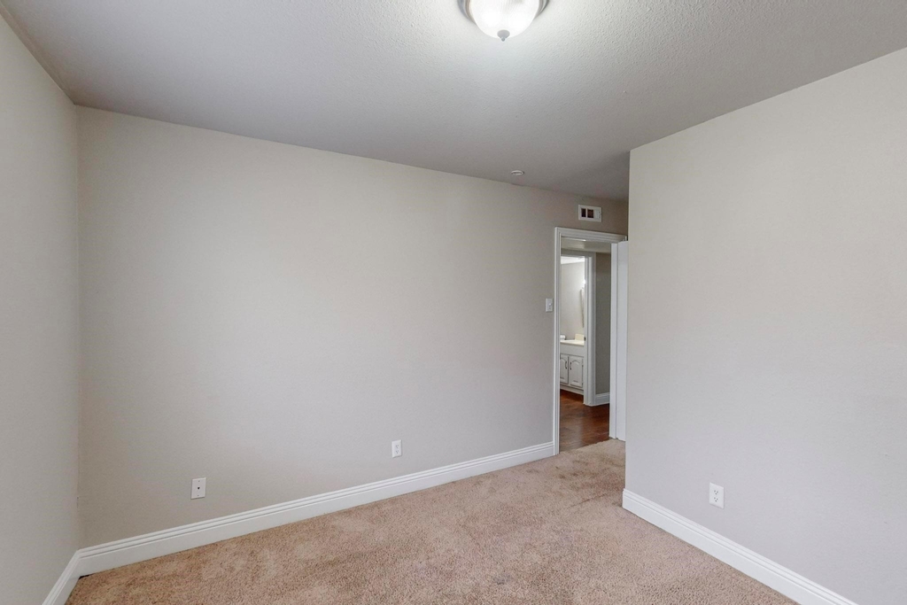 3842 Commonwealth Drive - Photo 7