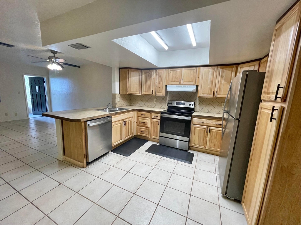 7110 Nw 78th Avenue - Photo 5