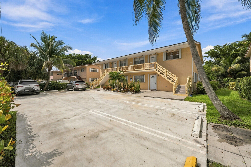 4106 Riverside Drive - Photo 2