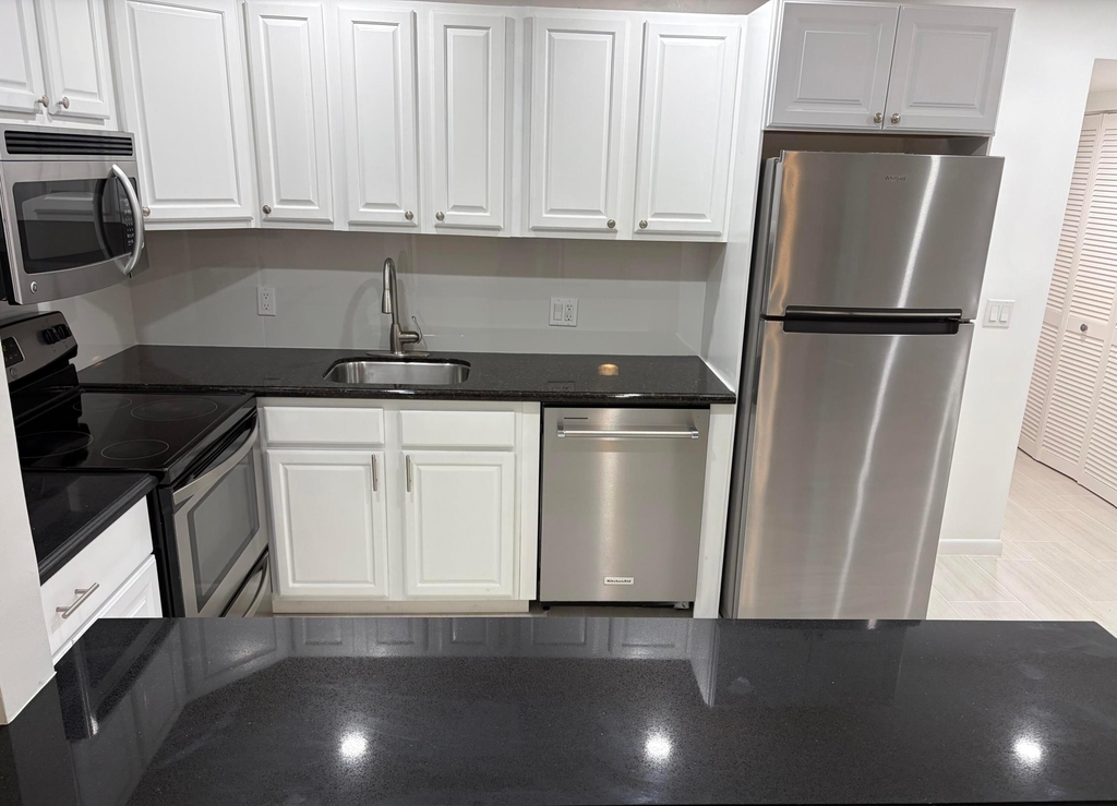 253 Newport P - Photo 2