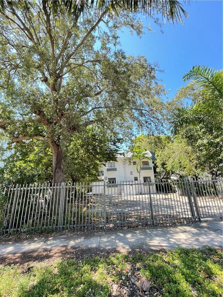 1052 Nw 4th Street - Photo 2
