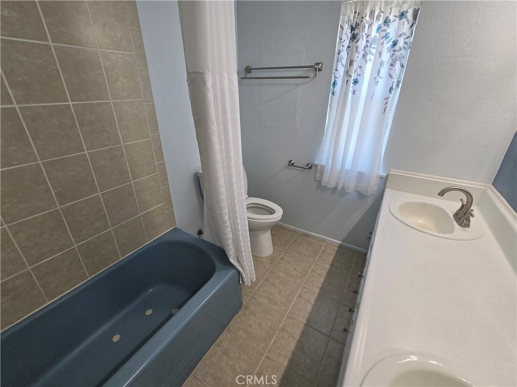 1695 1/2 James Pl - Photo 4