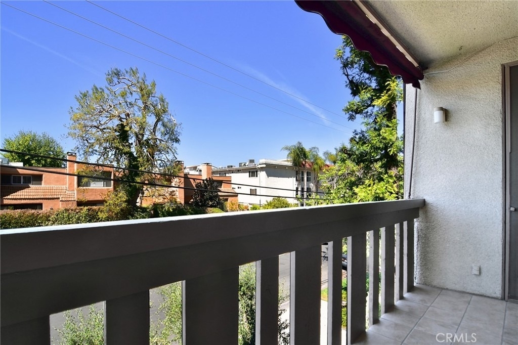 5236 Yarmouth Avenue - Photo 2