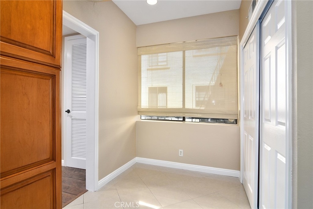 5236 Yarmouth Avenue - Photo 7