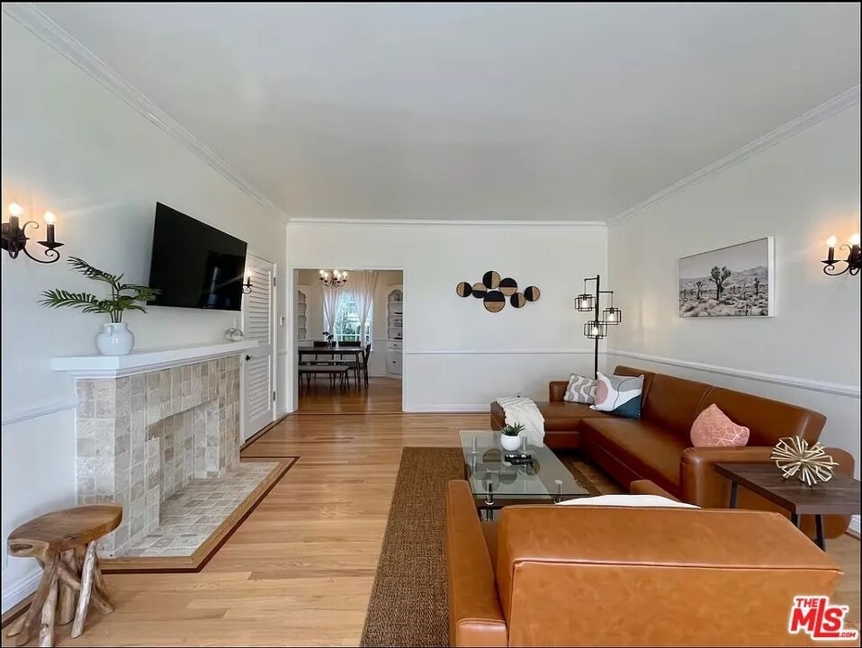 423 W Ocean Avenue - Photo 2