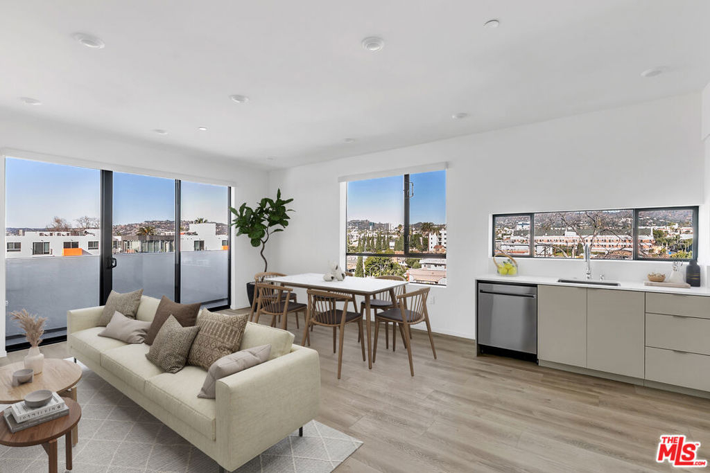 521 N Gramercy Place - Photo 0