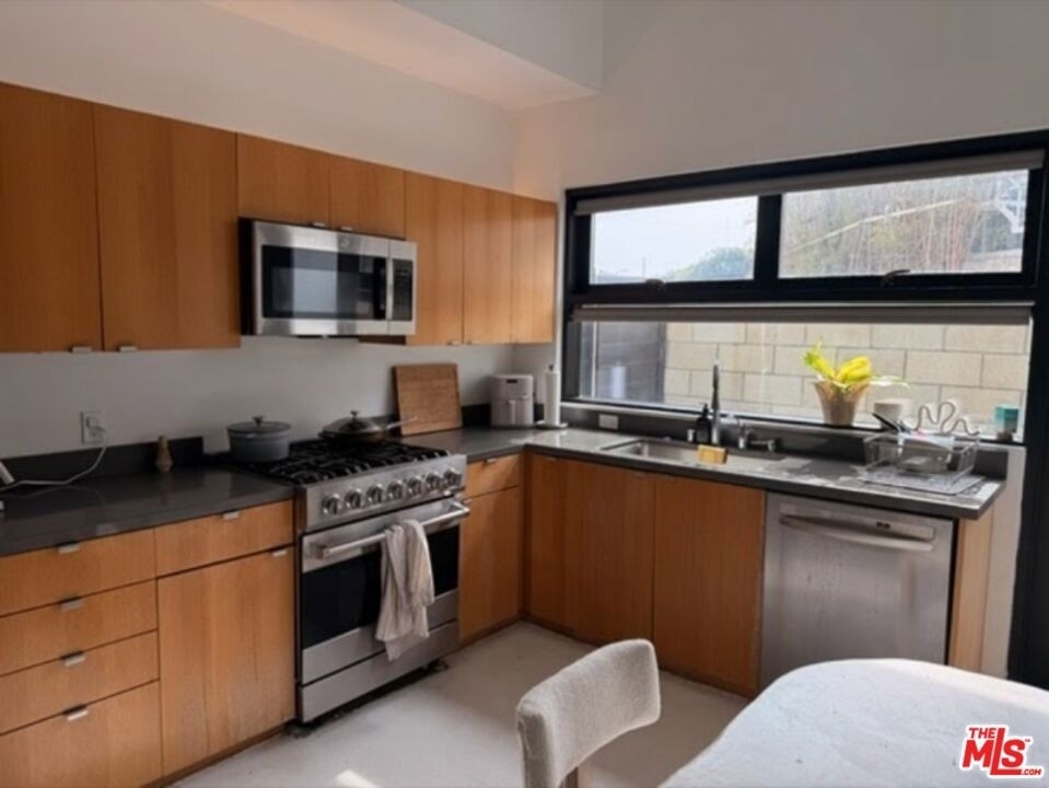 815 Hampton Drive - Photo 4