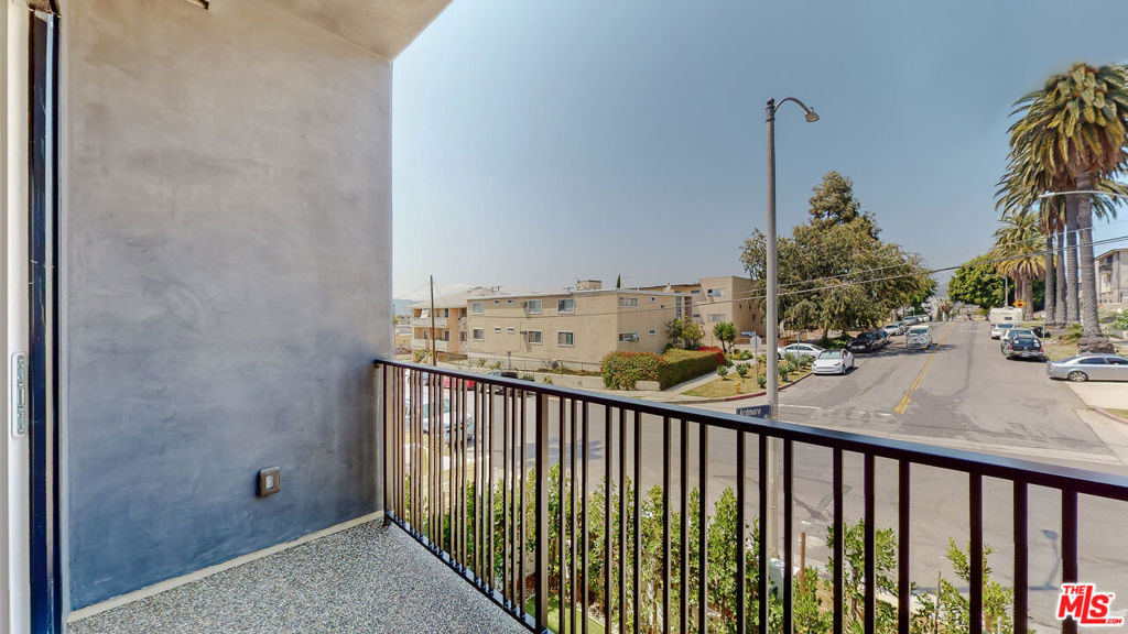 4462 Maplewood Avenue - Photo 9