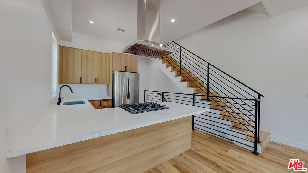 4462 Maplewood Avenue - Photo 2