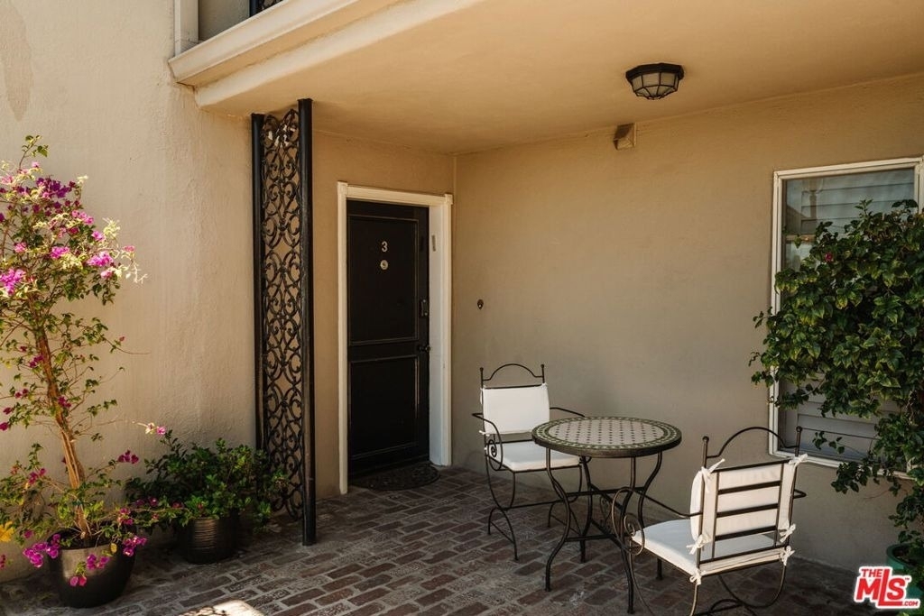 1219 Sunset Plaza Drive - Photo 18