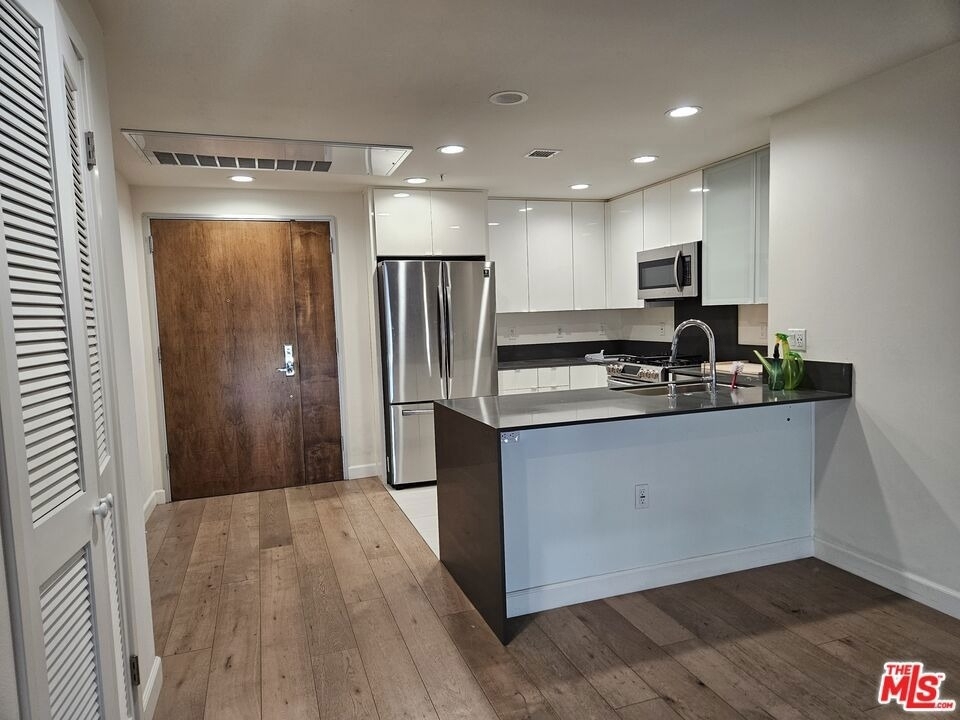 105 S Mariposa Avenue - Photo 2