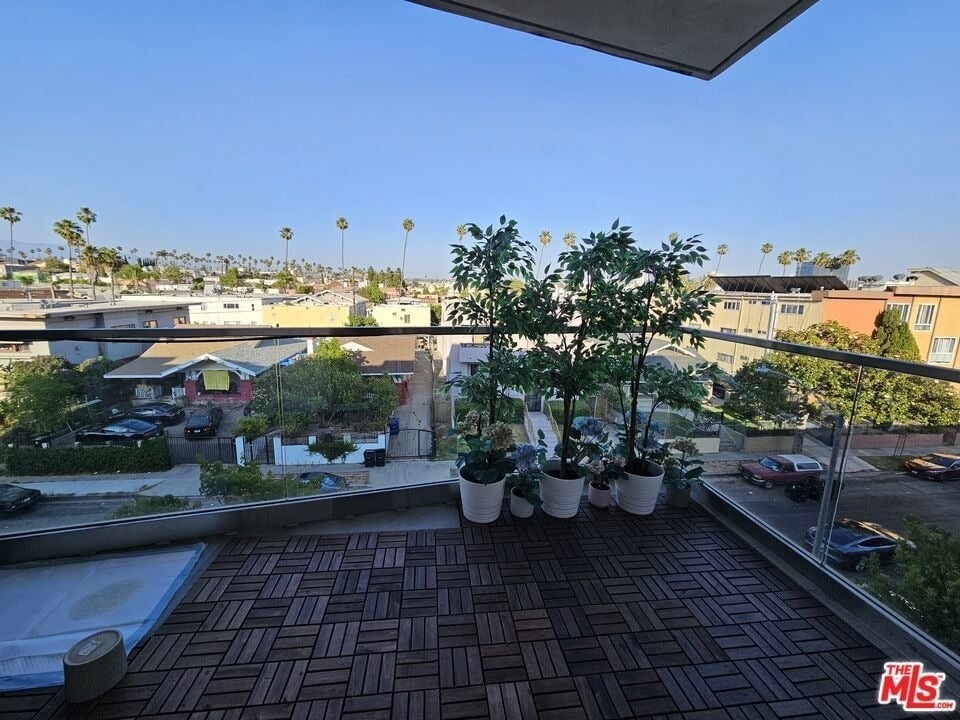 105 S Mariposa Avenue - Photo 12