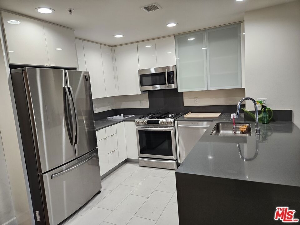 105 S Mariposa Avenue - Photo 4
