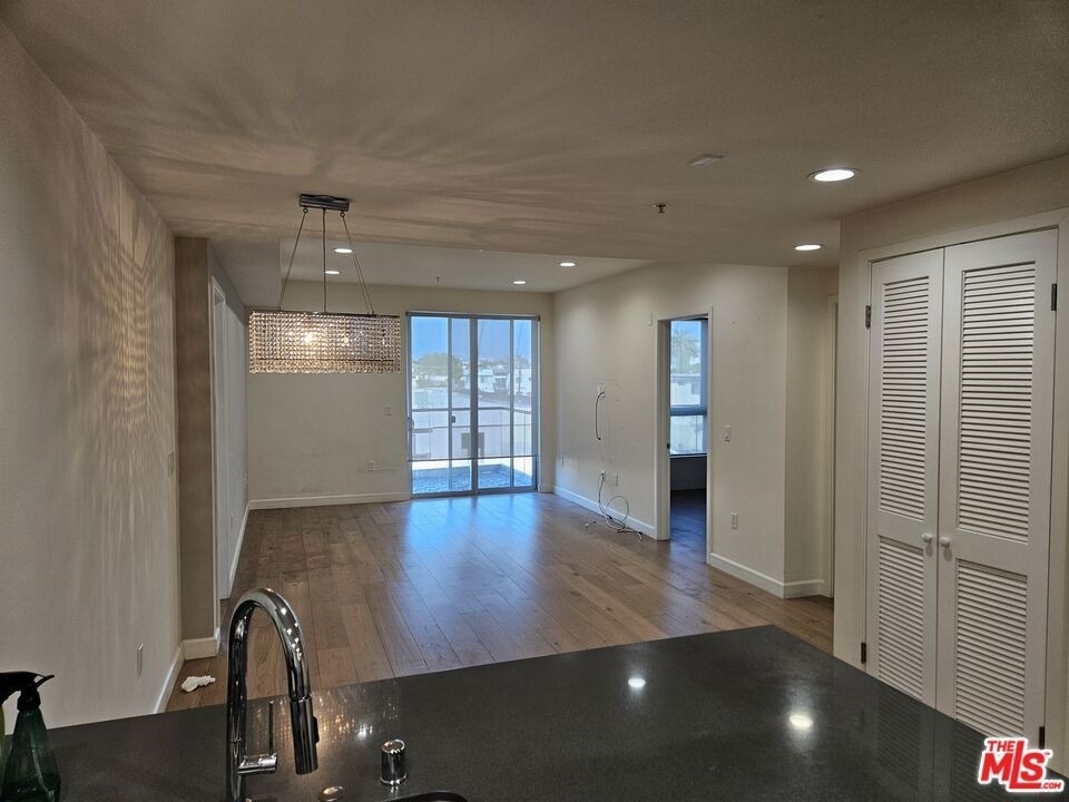105 S Mariposa Avenue - Photo 3