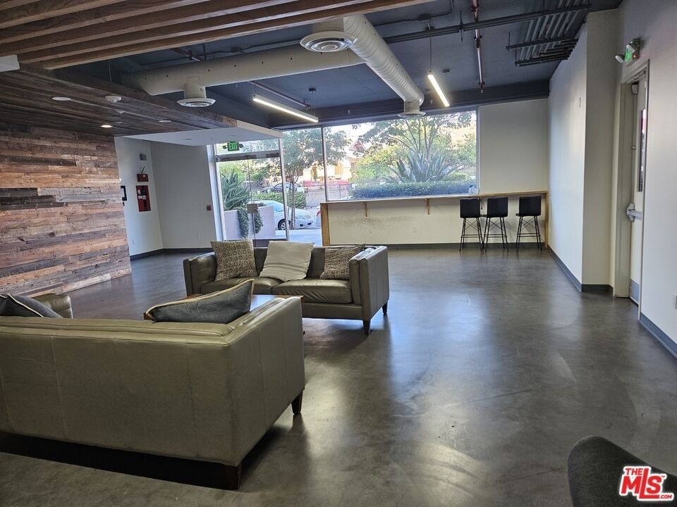 105 S Mariposa Avenue - Photo 18