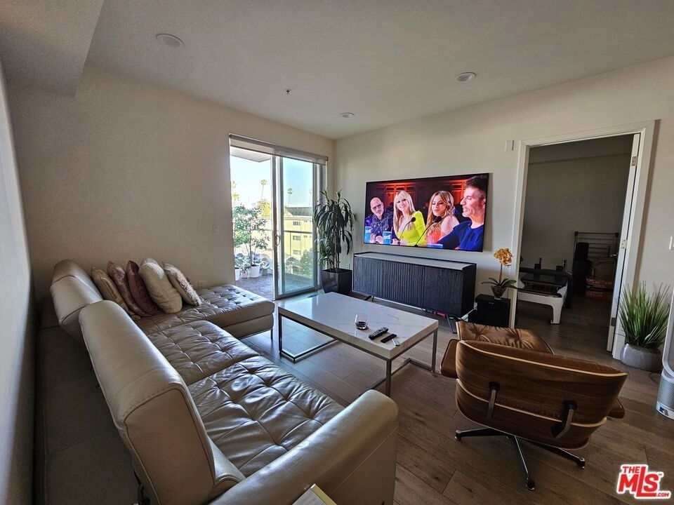105 S Mariposa Avenue - Photo 1