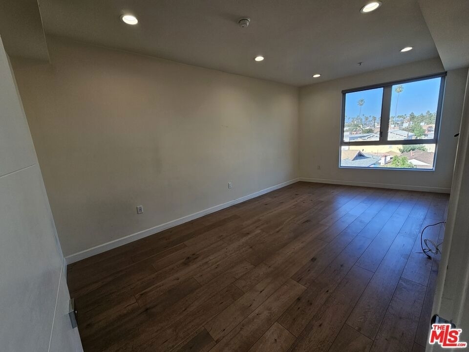 105 S Mariposa Avenue - Photo 6