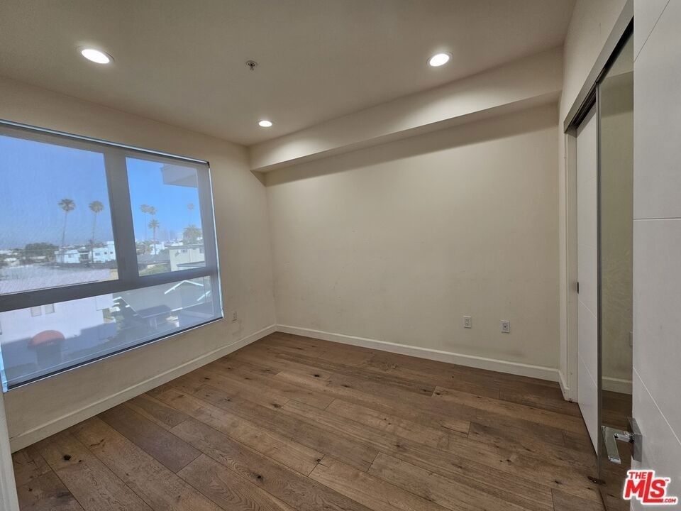 105 S Mariposa Avenue - Photo 9